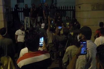 கொழும்பில் நள்ளிரவில் ஏற்பட்ட பதற்றம் - திடீரென முற்றுகையிட்ட மக்கள்