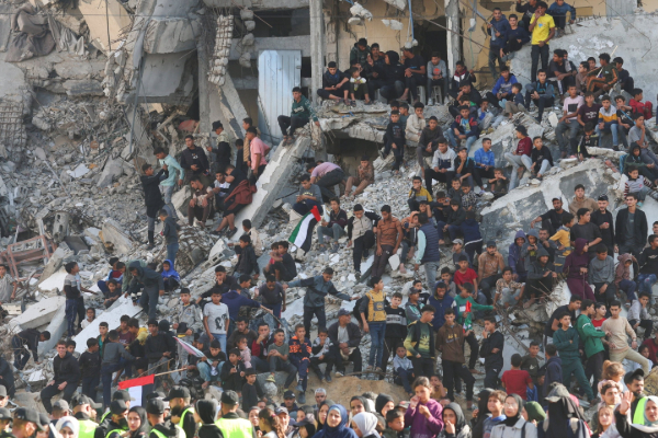 காசாவில் இடிந்த கட்டிடங்களுக்கு நடுவில் 54 ஜோடிகளுக்கு திருமணம்; இணையங்களில் வைரல்! | 54 Couples Wedding Gaza Amidst Collapsed Buildings காசாவில் இடிந்த கட்டிடங்களுக்கு நடுவில் 54 ஜோடிகளுக்கு திருமணம்; இணையங்களில் வைரல்! | 54 Couples Wedding Gaza Amidst Collapsed Buildings