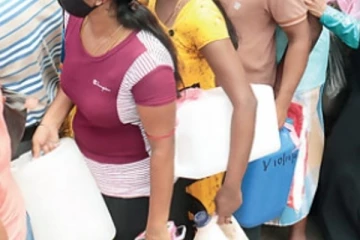 අව් වැසි , රෑ දහවල් නොතකා දින 10ක් තිස්සේ පෝලිම්වල සිටින පිරිසක් ගැන සංවේදී පුවතක්..