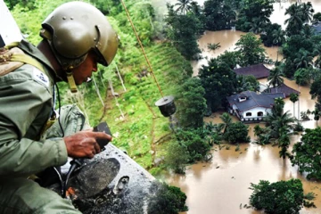 சீரற்ற காலநிலையினால் பாதிக்கப்பட்ட மக்களை மீட்க விமானப்படை விசேட நடவடிக்கை