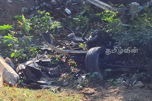மட்டக்களப்பு குருக்கள்மடத்தில் பள்ளத்தில் விழுந்த கார் விபத்து | Batticaloa Accident Today