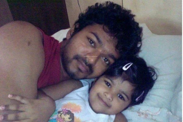 தொலைக்காட்சி நிகழ்ச்சியில் மகள் திவ்யாவுடன் நடிகர் விஜய்.. க்யூட் வீடியோ