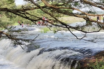 வவுனியாவில் வான் பாயும் நூற்றுக்கணக்கான குளங்கள் (Photos)