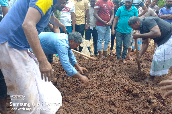 வவுனியா துயரம்; பெரும்திரளானோரின் கண்ணீருக்கு மத்தியில் மாணவர்களின் ஜனாசா நல்லடக்கம் | Vavuniya Traged Janaza Students Was Peaceful