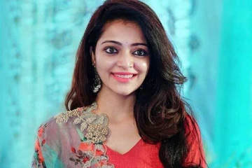 வீட்டிலேயே பார் வைத்த குடும்ப குத்துவிளக்கு நடிகை- வீடியோ பாருங்க