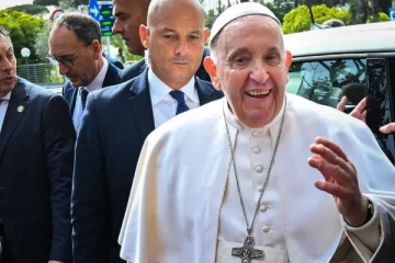 வைத்தியசாலையிலிருந்து வெளியேறும் பாப்பரசர் பிரான்சிஸ்