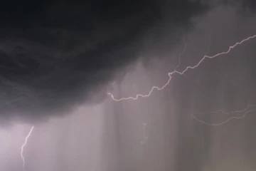 රාත්‍රී කාලයේ වැසි හෝ ගිගුරුම් සහිත වැසි