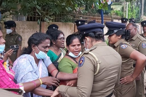 வவுனியா மாவட்ட செயலகம் முற்றுகை!(Photos) | Protest In Vavuniya Against The President S Visit