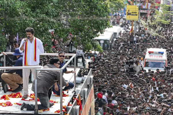 தனி ஆளாக தடுமாறும் விஜய் - அதிருப்தியில் தவெக நிர்வாகிகள்.. விரிவான காணொளி | Tvk Karur Stampede Vijay Face Struggle Video