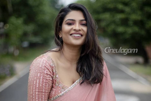 பிக்பாஸில் விளையாடி வரும் தொகுப்பாளினி மகேஸ்வரி மகனா இவர்?- இதுவரை பார்த்திராத புகைப்படம் | Bigg Boss 6 Maheshwari Son Unseen Photo