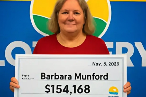 அமெரிக்காவில் 6 வருஷமாக லாட்டரி டிக்கெட் வாங்கிய பெண்ணுக்கு அடித்த அதிர்ஷ்டம் | Us Barbara Munford Lottery 154 168 Cash 5 Jackpot