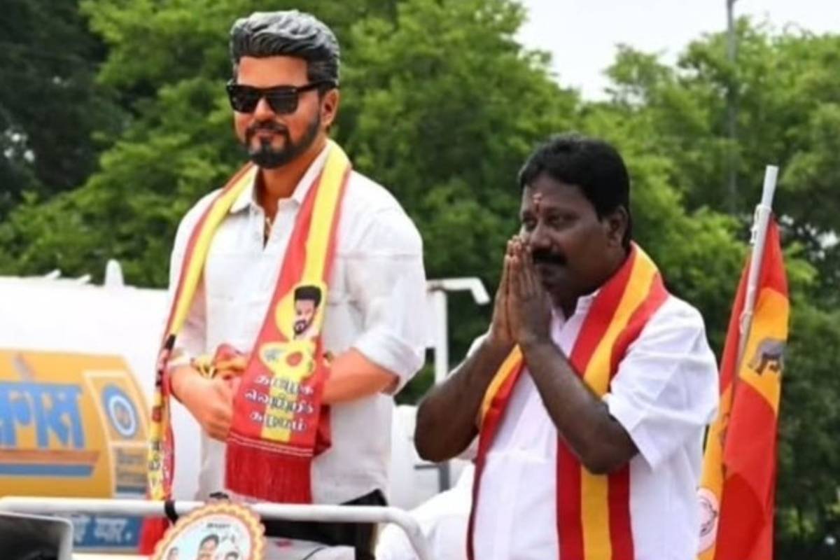 விஜயின் சிலையை வைத்து பிரச்சாரம் செய்யும் தவெக வேட்பாளர் | Tvk Candidate Campaigning With A Statue Of Vijay
