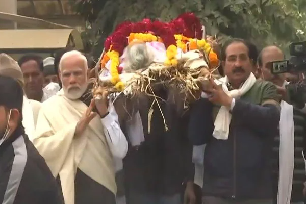 தாயின் உடலை சுமந்து சென்று தகனம் செய்த மோடி! | India Pm Modi S Mother Heeraben Passed Away Delhi