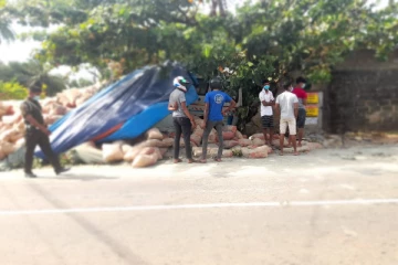 திருகோணமலையிலிருந்து பயணித்த லொறி விபத்திற்கு இலக்கானதில் சாரதி வைத்தியசாலையில்