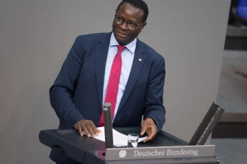 திடீரென பதவி விலகுவதாக அறிவித்துள்ள ஜேர்மனியின் முதல் ஆப்பிரிக்க வம்சாவளி MP