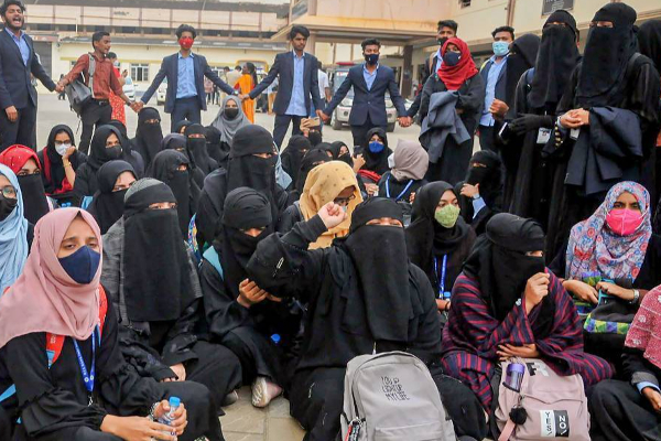 இந்தியாவில் ஹிஜாப் அணிவதற்கு தடையில்லை - ஒன்றிய அமைச்சர் உறுதி | Hijab Row Issue Minister Mukhtarabbasnaqvi Speech