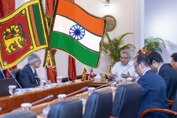 நெருக்கடியான தருணத்தில் இந்தியா பச்சைக்கொடி