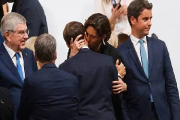 ஒலிம்பிக் தொடக்க விழா; அமைச்சரை முத்தமிட்ட பிரான்ஸ் அதிபர் - வைரலாகும் புகைப்படம்!