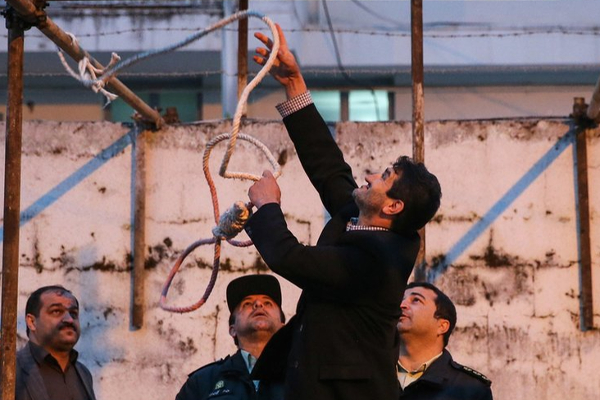 2 வாரங்களில் மட்டும் 42 பேரை துக்கிலிட்ட நாடு - அதிர்ச்சி தகவல்! | 42 Prisoners Hanged In Iran In Just 2 Weeks