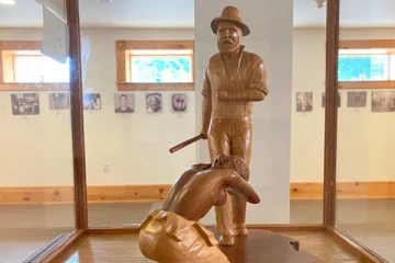 இடுப்பில் மட்டுமே ஆடையணிந்த பெண்ணை அடிக்கும் வெள்ளையர்: சிலையின் பின்னாலிருக்கும் வலியை உணர்த்தும் செய்தி