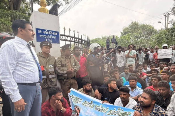 தொப்புள் கொடி உறவென்று நசுக்காதே; யாழில் மீனவர்கள் பாரிய போராட்டம் | Fishermen In Jaffna Stage Massive Protest தொப்புள் கொடி உறவென்று நசுக்காதே; யாழில் மீனவர்கள் பாரிய போராட்டம் | Fishermen In Jaffna Stage Massive Protest