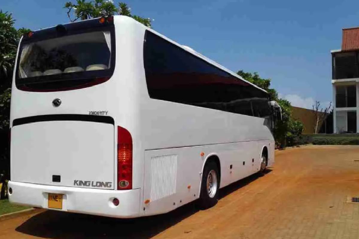 யாழ் - கொழும்பு பேருந்து சேவையில் அதிரடி நடவடிக்கை | Two Luxury Buses Caught Without Route Permits யாழ் - கொழும்பு பேருந்து சேவையில் அதிரடி நடவடிக்கை | Two Luxury Buses Caught Without Route Permits