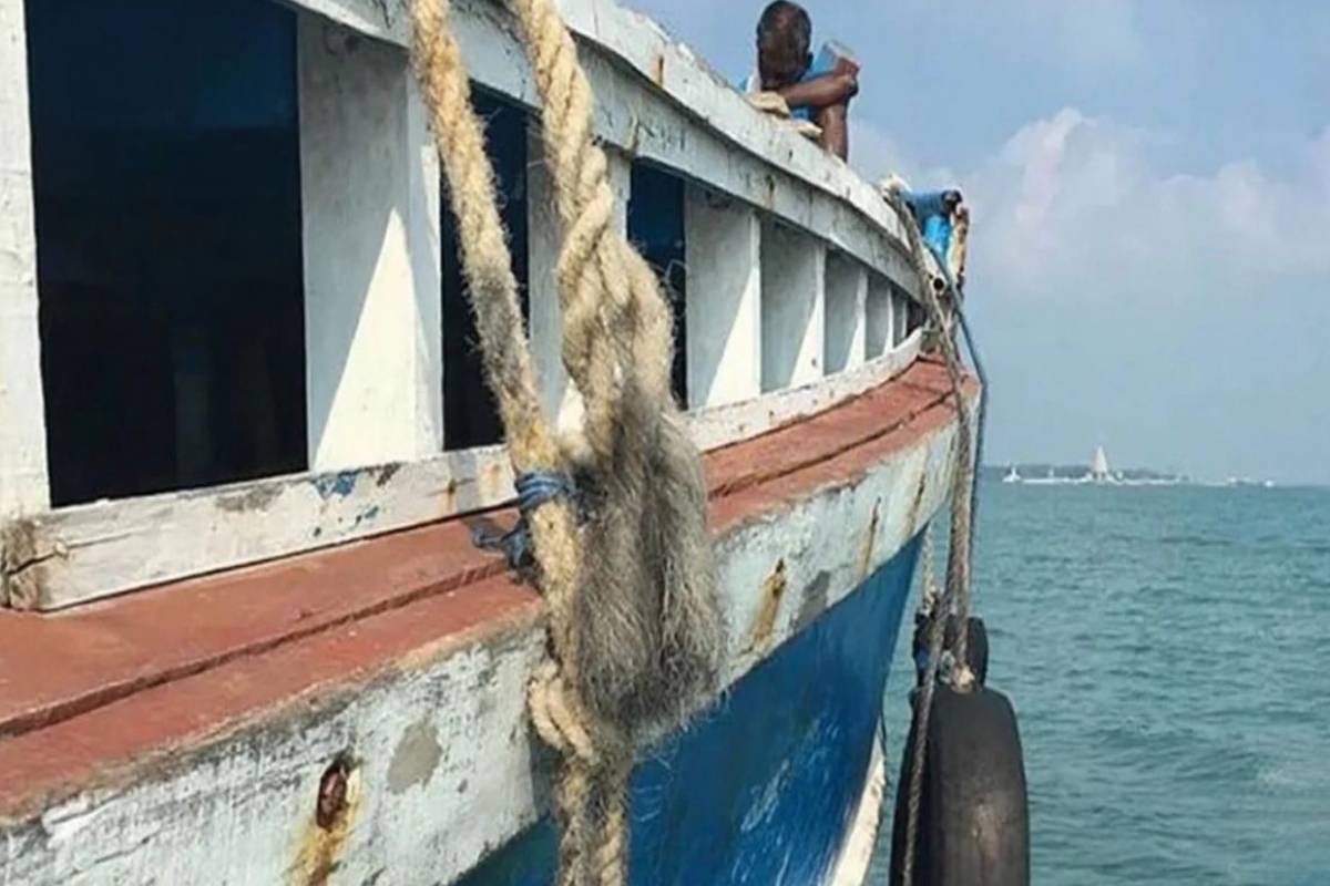 தமிழர் பகுதியில் கடலுக்குச் சென்று காணாமல் போன மூன்று மீனவர்கள் ; தொடரும் தேடுதல் பணிகள் | Three Fishermen Went Out Sea And Have Gone Missing தமிழர் பகுதியில் கடலுக்குச் சென்று காணாமல் போன மூன்று மீனவர்கள் ; தொடரும் தேடுதல் பணிகள் | Three Fishermen Went Out Sea And Have Gone Missing