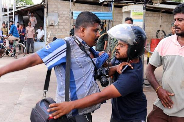 மதுபோதையில் வந்த நபரொருவரால் ஊடகவியலாளருக்கு நேர்ந்த நிலை! | Fuel Station Journalist Attack People Came Drunk