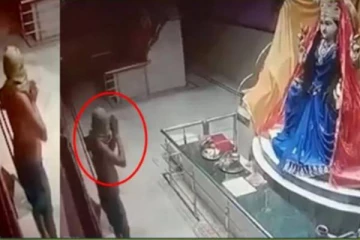 இப்படியும் ஒரு திருடனா? சாமியை கும்பிட்டுவிட்டு கோயிலில் செய்த காரியம் - சிசிடிவி காட்சியில் சிக்கிய காட்சி!