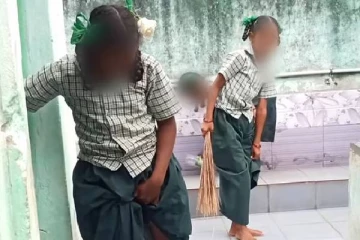 கழிவறையை சுத்தம் செய்த அரசு பள்ளி மாணவிகள் - தலைமை ஆசிரியை கொடூரம்!