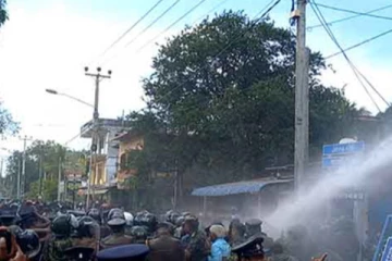 විරෝධතාවය උණුසුම් වෙයි - විරෝධතාකරුවන්ට පොලිසියෙන් ජල ප්‍රහාර..(VIDEO)