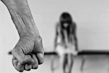 மிட்டாய் வாங்கி தருவதாகக் கூறி சிறுமி பாலியல் பலாத்காரம் : காமகொடூரனை வெளுத்த வாங்கிய பொதுமக்கள்