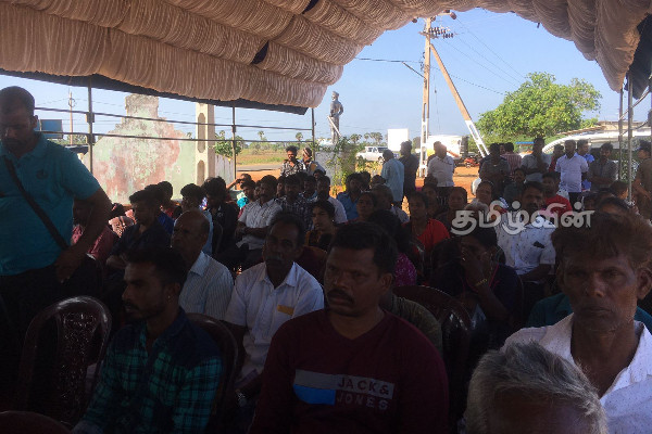வாக்கு வேட்டைக்காக இனவாதத்தால் மக்களை தூண்டும் தமிழ் எம்.பிகள்: சாடுகிறார் டக்ளஸ் | Tamil People Gain Anti Ethnic Politics Douglas