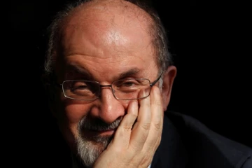 கத்திக்குத்து தாக்குதலின் பின் எழுத்தாளர் சல்மான் ருஷ்டியின் தற்போதைய நிலை!