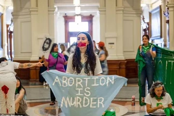 கருக்கலைப்பு செய்து கொண்ட பெண்: பெருந்தொகை இழப்பீடு கேட்டு வழக்கு தொடர்ந்த கணவன்