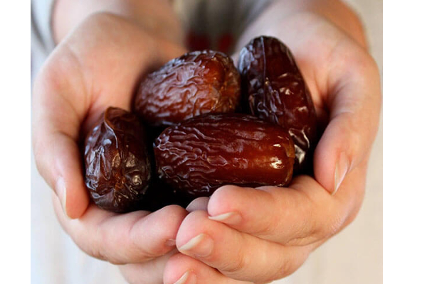 குளிர்காலத்தில்  திடீரென்று ஏற்படும் மாரடைப்பை தடுக்க இந்த ஒரே ஒரு உணவு பொருள் போதும்! எவ்வளவு சாப்பிட வேண்டும்? | Dates Benefits In Tamil