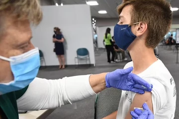 இரண்டாவது டோஸ் தடுப்பூசி போட்டுக்கொண்ட 7 பேருக்கு புதிய சிக்கல்: மருத்துவமனையில் அனுமதிக்கப்பட்டதால் பரபரப்பு