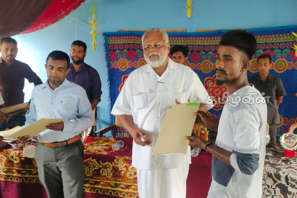 கிளிநொச்சியில் கடலட்டை பண்ணையாளர்களுக்கு அனுமதி பத்திரம் வழங்கி வைப்பு (photo) | Deed And Deposit 83 Seaweed Farming In Kilinochchi