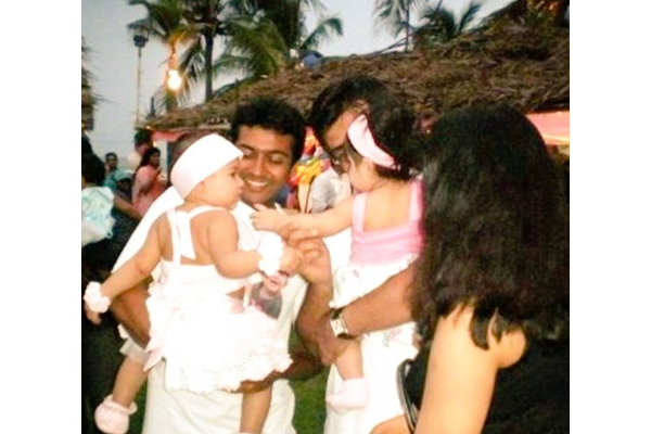 குடும்பத்துடன் ஒரே இடத்தில் சந்தித்துக்கொண்ட நடிகர்கள், சூர்யா மற்றும் அஜித்.. வைரல் புகைப்படம் | Surya And Ajith Meet Up With Family