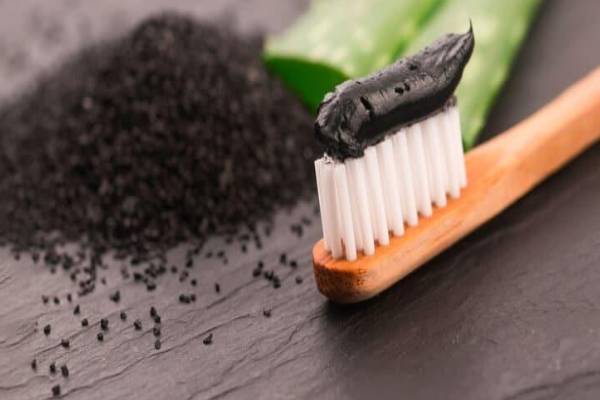 அடுப்பு கரியில் பல் துலக்கினால் என்ன பலன்? | How To Use Charcoal Powder For Teeth Whitening