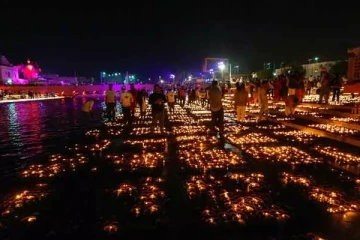 தீபாவளியை முன்னிட்டு அயோத்தியில் 22 லட்சம் அகல் விளக்குகள் ஏற்றி கின்னஸ் சாதனை!