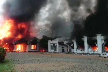 எம் பி வீடுகளை  சேதப்படுத்தியவர்கள் கைது