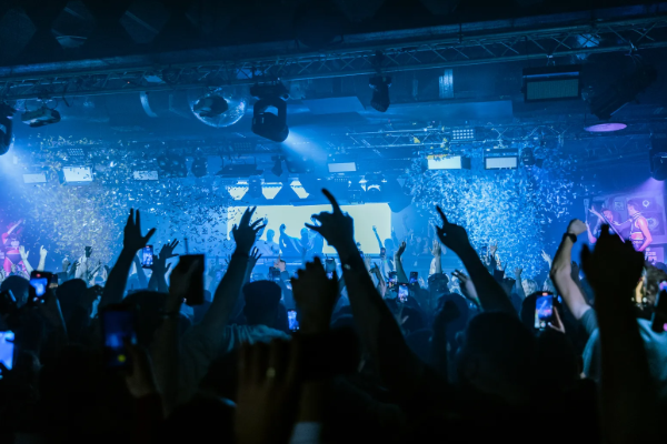 விடுதி ஊழியர்களுக்கு விசித்திர தண்டனை.. பார்த்து ரசித்த பாதாள குழுத் தலைவர்! | Strange Punishment For Hotel Employees Colombo விடுதி ஊழியர்களுக்கு விசித்திர தண்டனை.. பார்த்து ரசித்த பாதாள குழுத் தலைவர்! | Strange Punishment For Hotel Employees Colombo