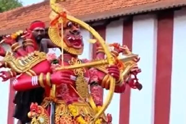 யாழ். நல்லூரில் பல்லாயிரக்கணக்கான மக்கள் புடைசூழ இடம்பெறும் சூரன்போர் காட்சி | Thousands People Nallur Fight Against Coronavirus
