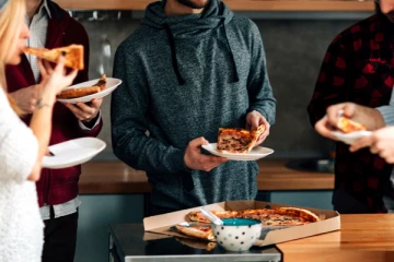 நின்றுகொண்டே சாப்பிட்டால் இந்த பிரச்சனைகள் வருமாம்! ஜாக்கிரதையாக இருங்க