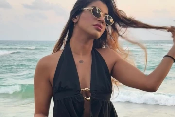 இலங்கை கடற்கரையில் செம ஹாட் போஸ் கொடுத்த யாஷிகா ஆனந்த்