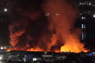 லண்டன் எரித் தொழில்துறை வளாகத்தில் தீ விபத்து: தீயை அணைக்க போராடும் 150 வீரர்கள்!