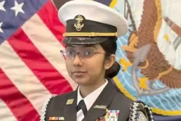 அமெரிக்க கடற்படை மாணவர் பட்டாலியனை வழிநடத்தும் 17 வயது ராஜஸ்தான் மாணவி: யார் இந்த ரித்தி சௌஹான்