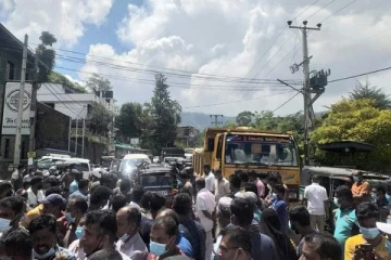 නාමල් ආපසු හරවා යැවූ ජනතාව විරෝධය...