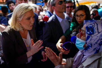 ஜனாதிபதி வேட்பாளரை சுற்றி வளைத்த இஸ்லாமியப் பெண்கள்: அவரது உண்மை முகம் வெளியாவதாக தெரிவிக்கும் மேக்ரான்...